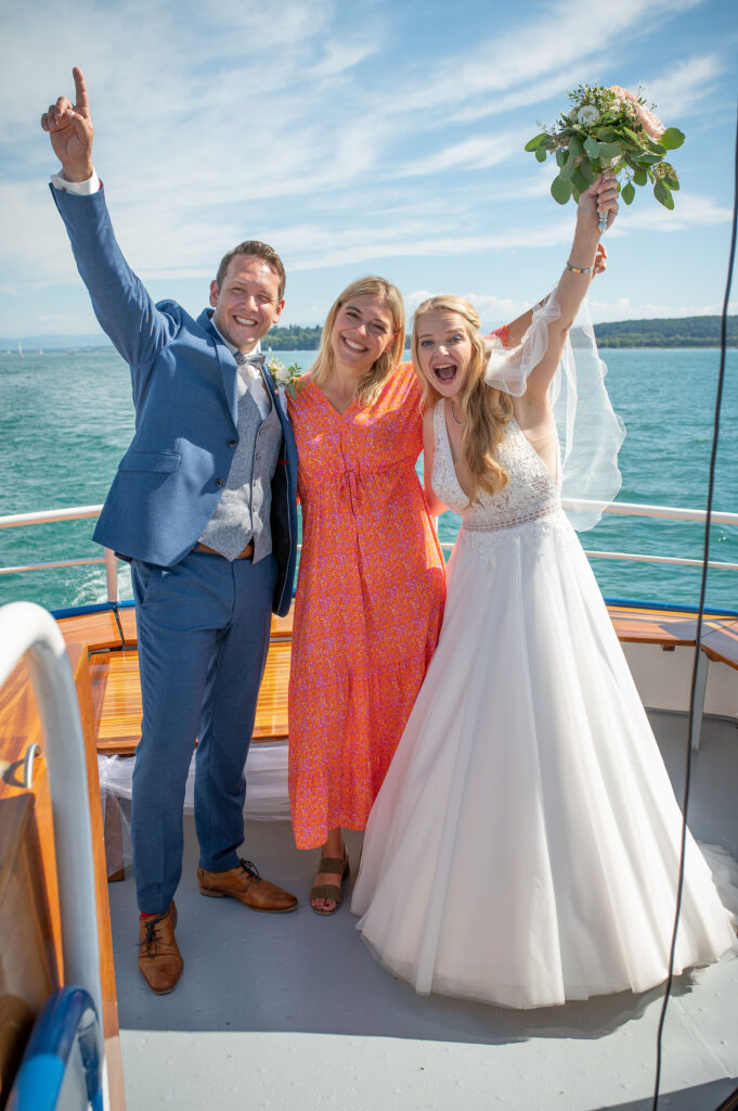 Nina Maria Herzensstimme auf einer ungewöhnlichen Trauung auf einem Schiff zusammen mit dem Brautpaar abgelichtet